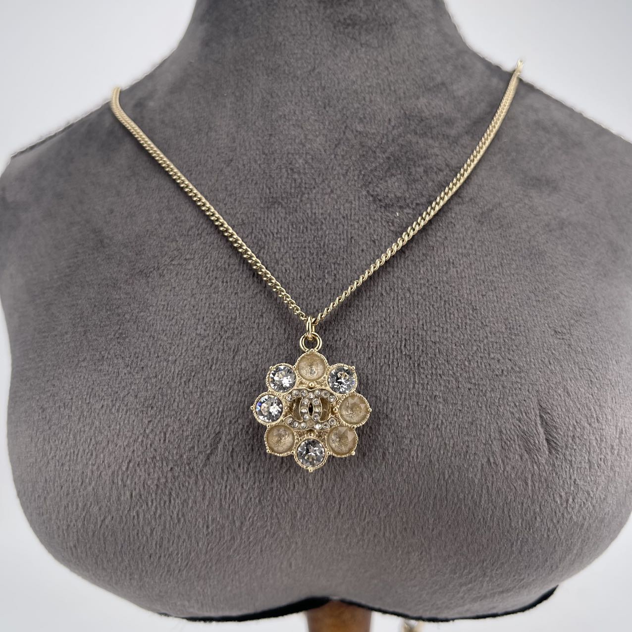 Chanel Flower Pendant Necklace with Diamonds[used]
