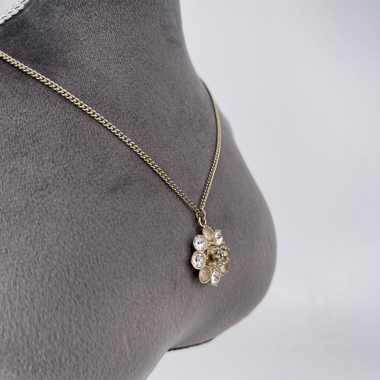 Chanel Flower Pendant Necklace with Diamonds[used]