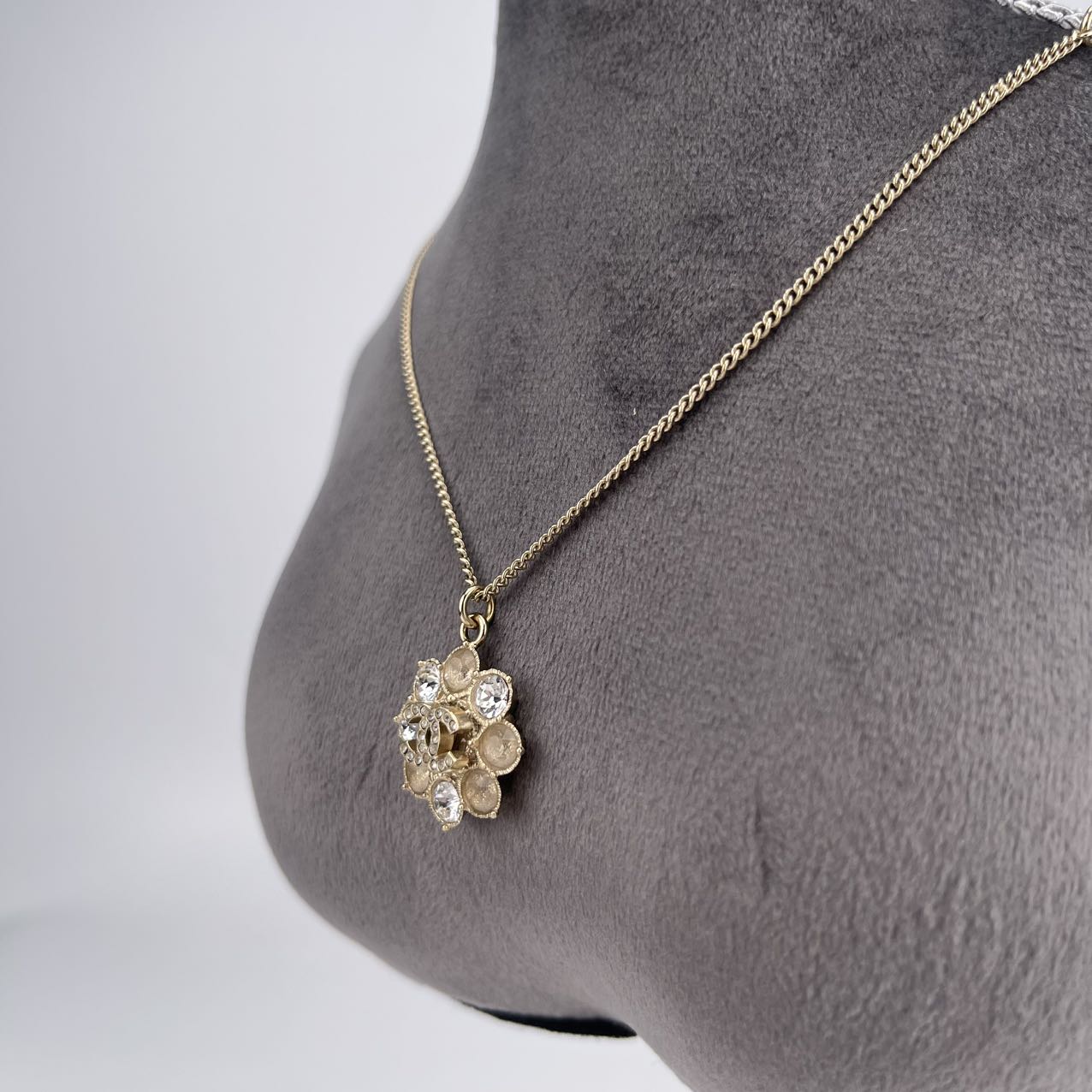 Chanel Flower Pendant Necklace with Diamonds[used]