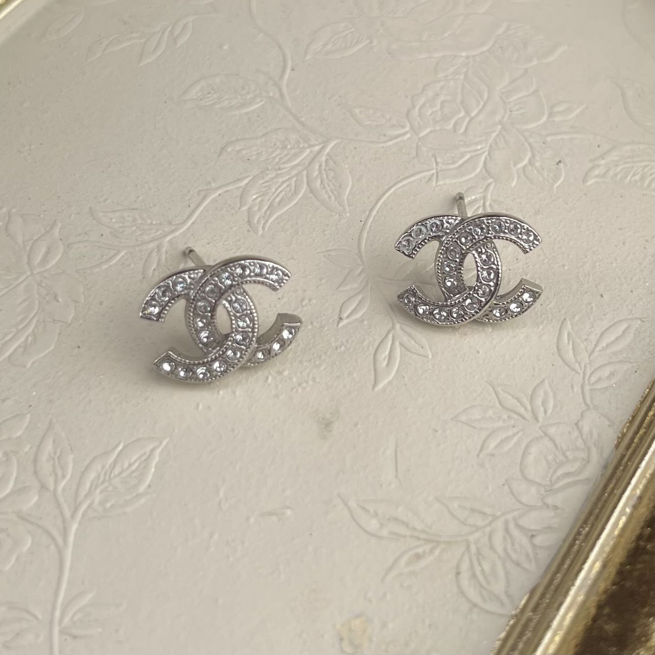 Chanel CC logo piercing[used]
