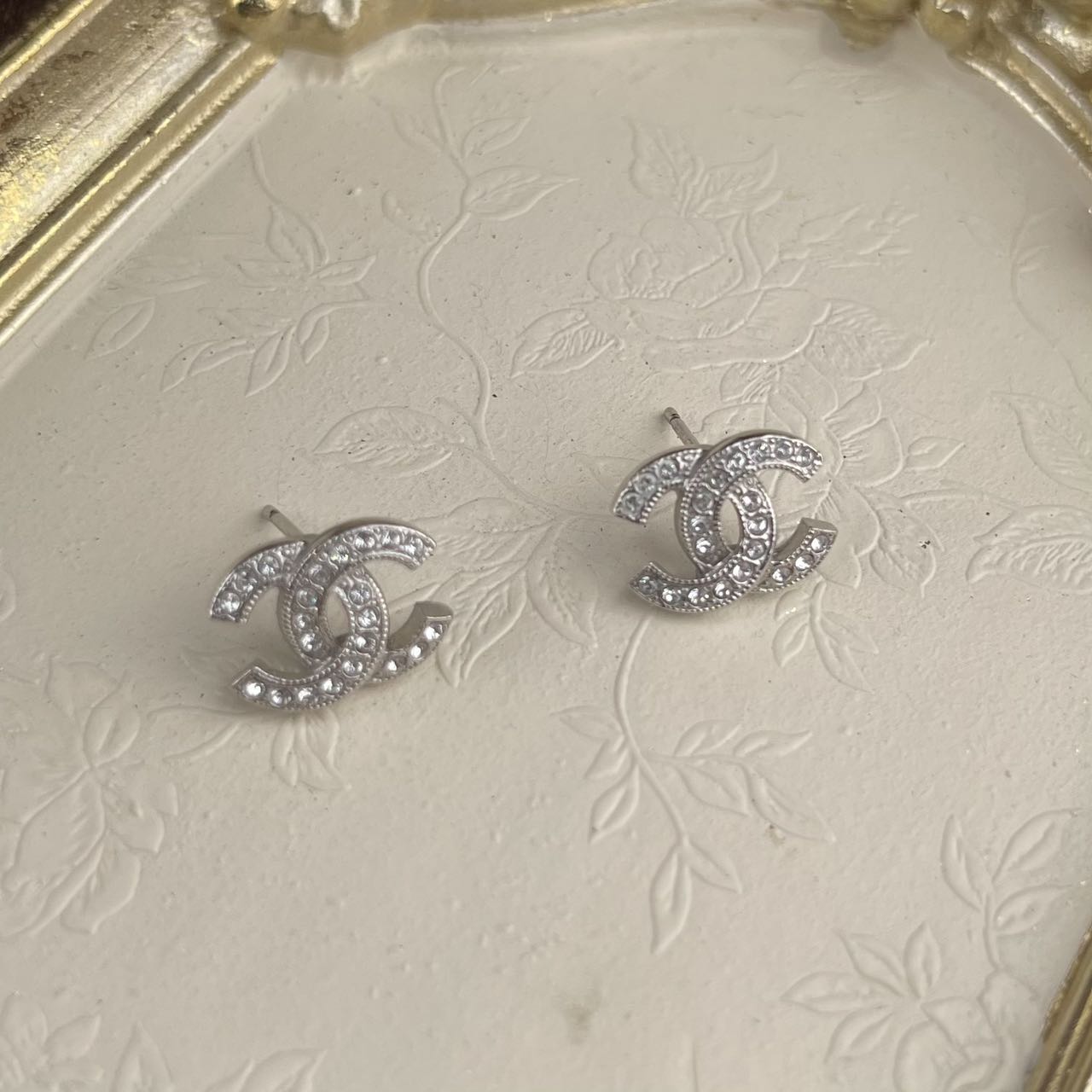 Chanel CC logo piercing[used]