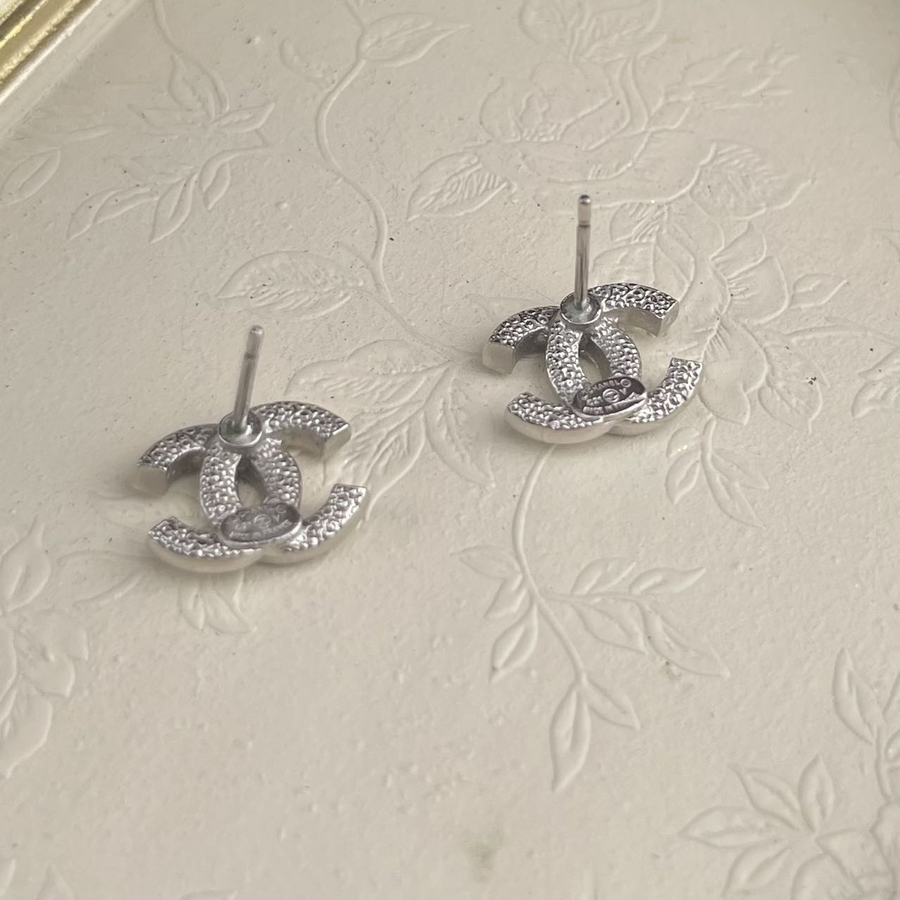 Chanel CC logo piercing[used]