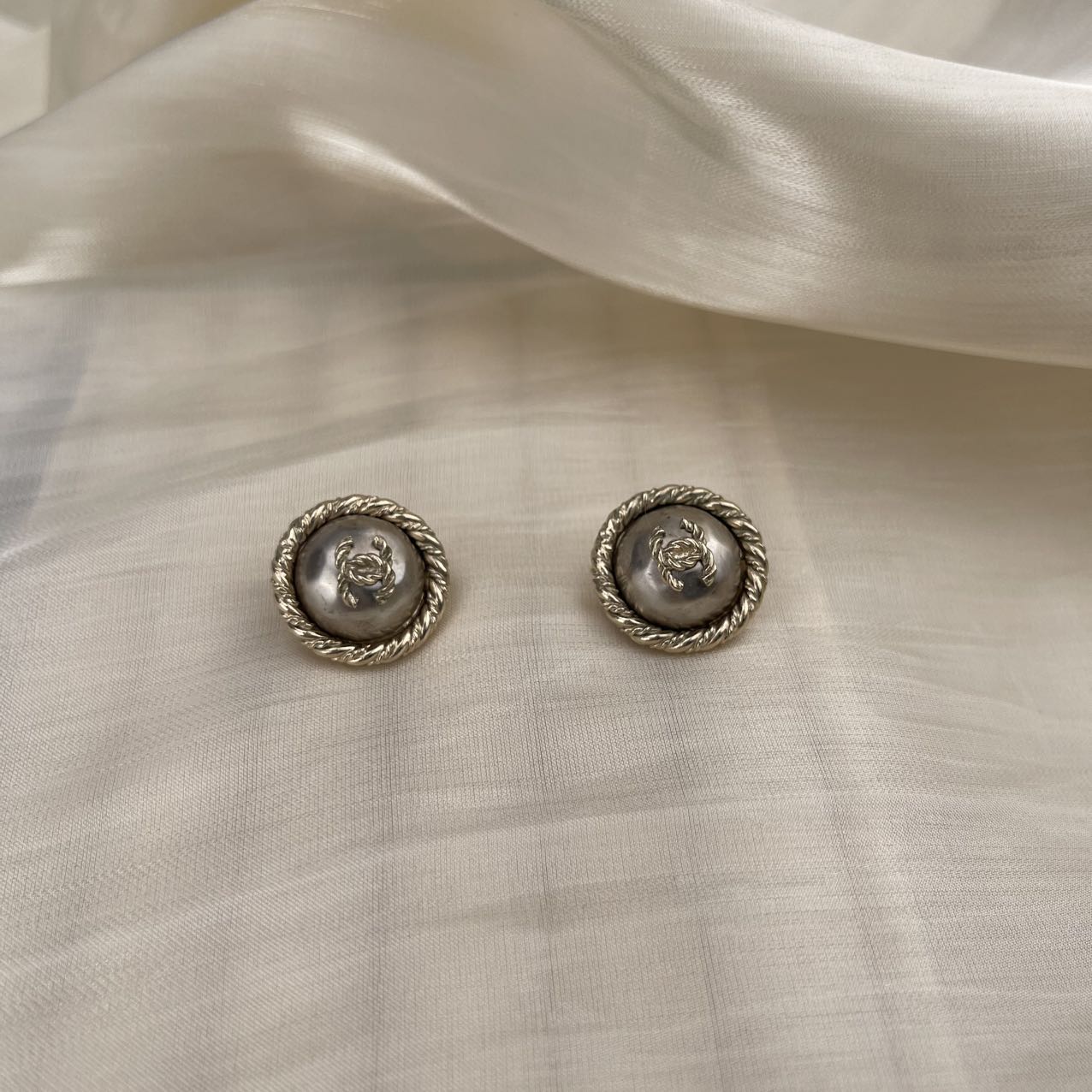 Chanel CC Signature Metal Clip-on Earring[Used]