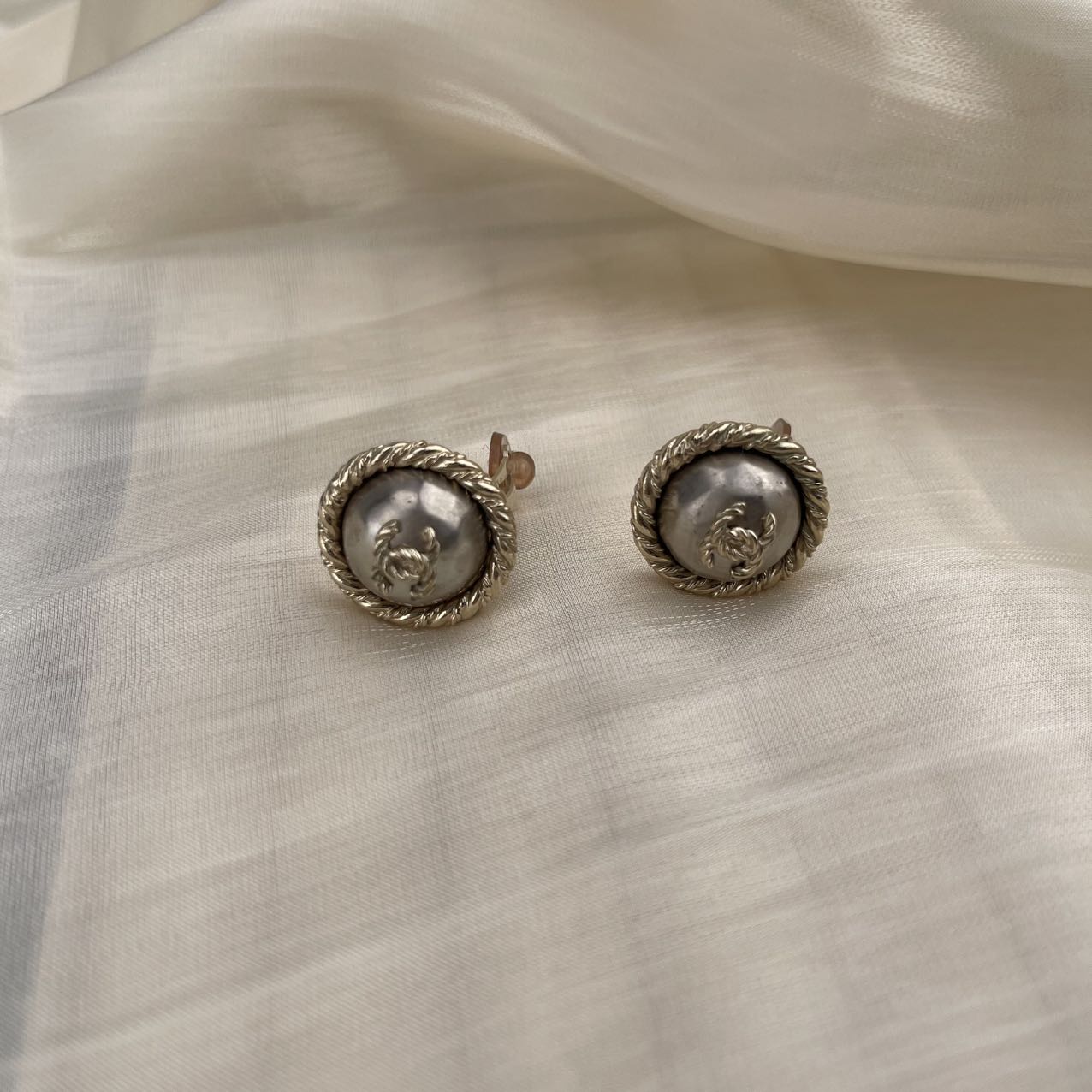 Chanel CC Signature Metal Clip-on Earring[Used]