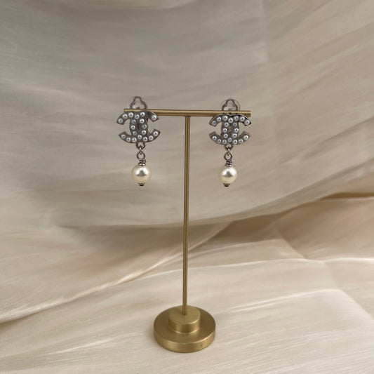 CHANEL Coco Mark Pearl Clip-On Earrings 08V – White Pearl[Used]