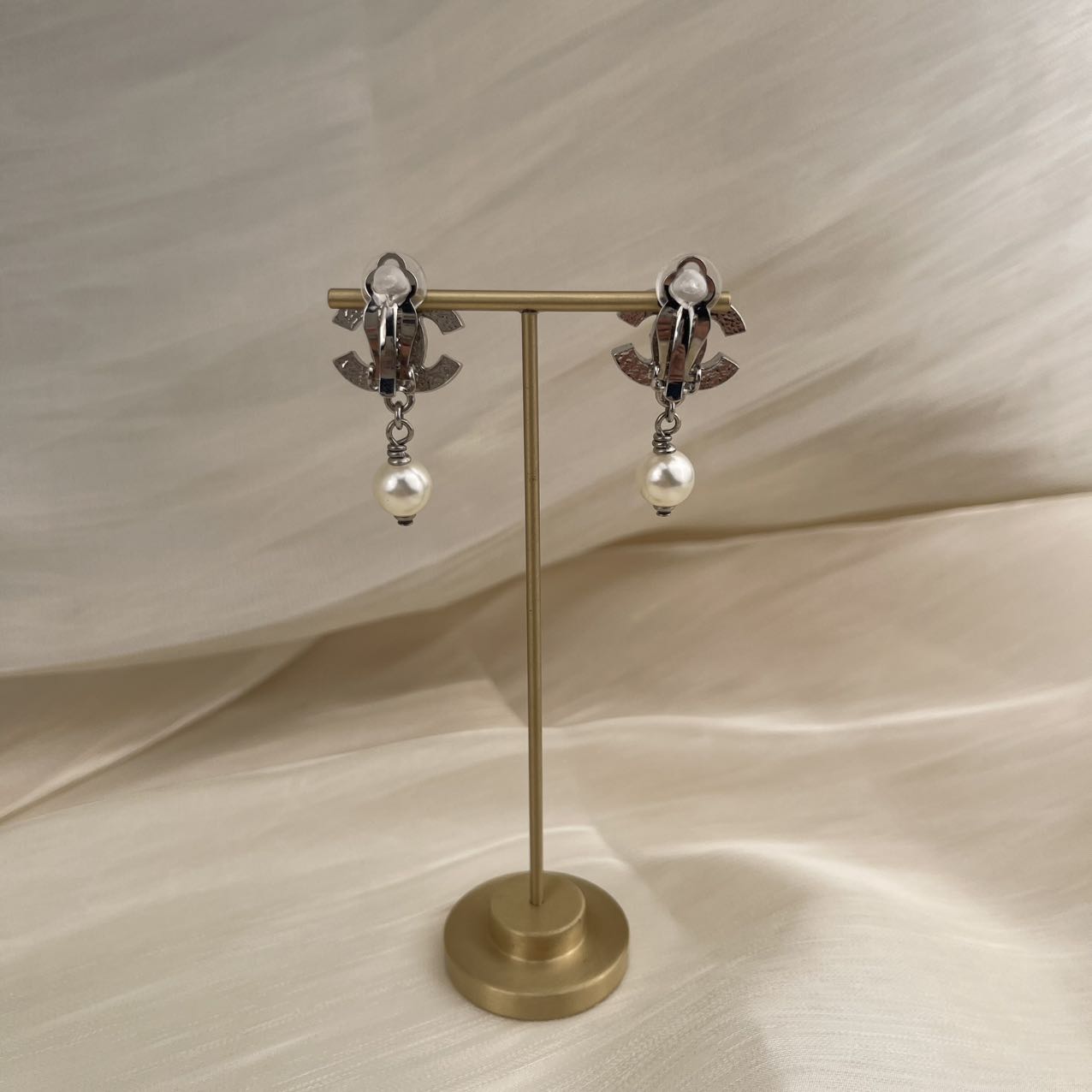 CHANEL Coco Mark Pearl Clip-On Earrings 08V – White Pearl[Used]
