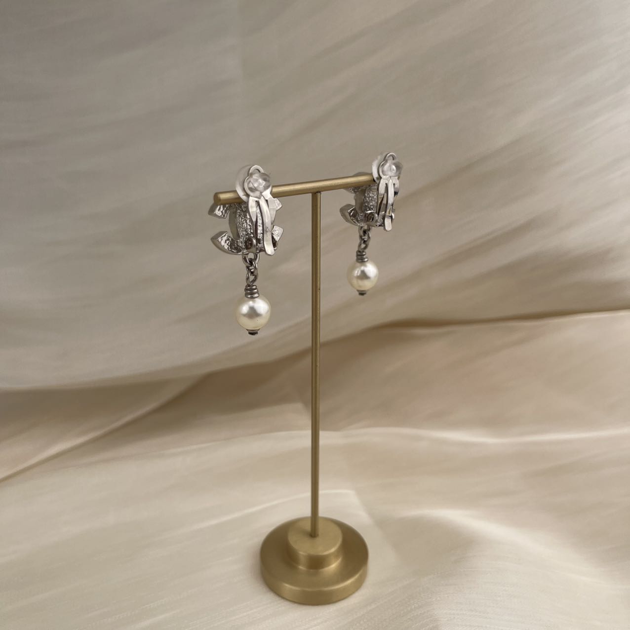 CHANEL Coco Mark Pearl Clip-On Earrings 08V – White Pearl[Used]