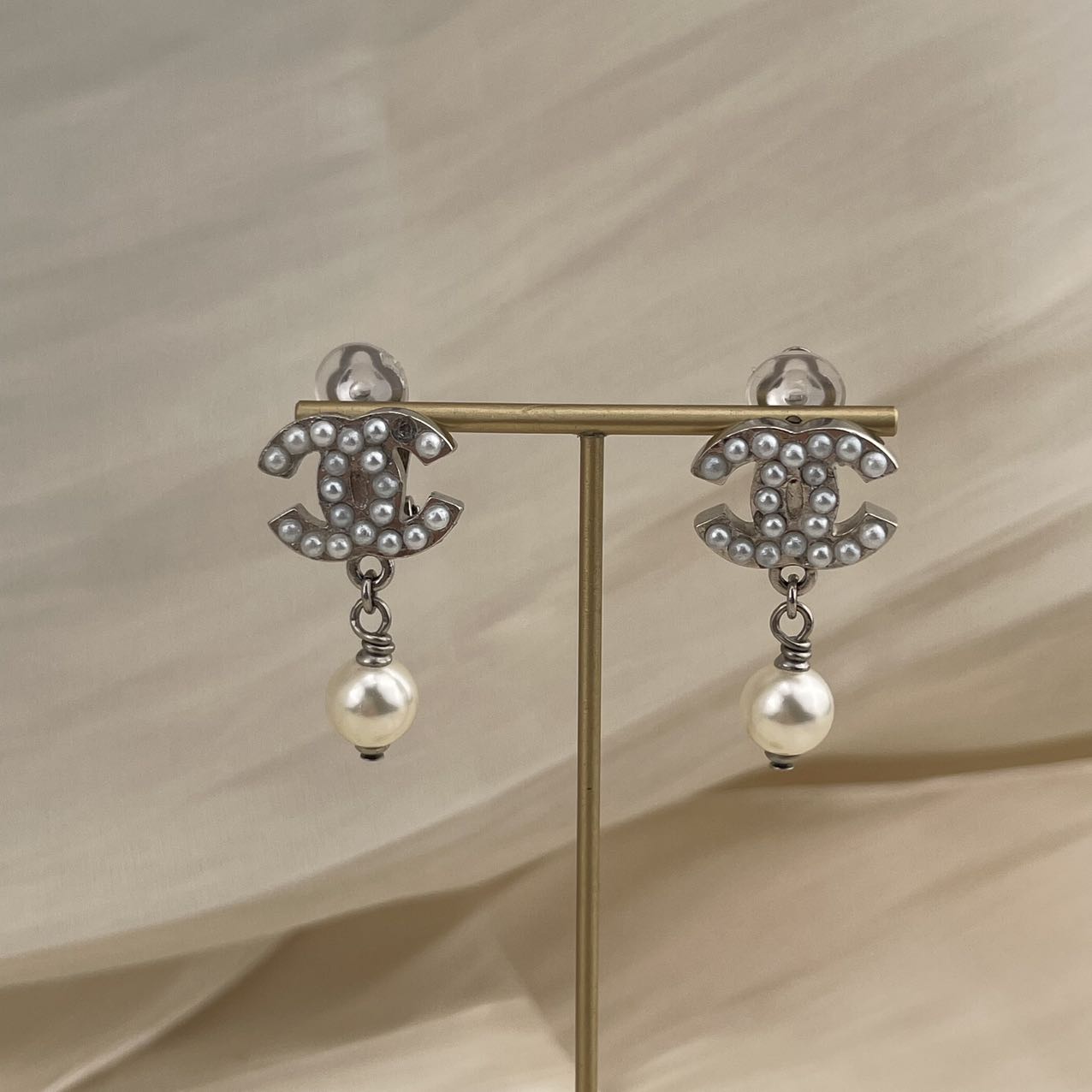 CHANEL Coco Mark Pearl Clip-On Earrings 08V – White Pearl[Used]