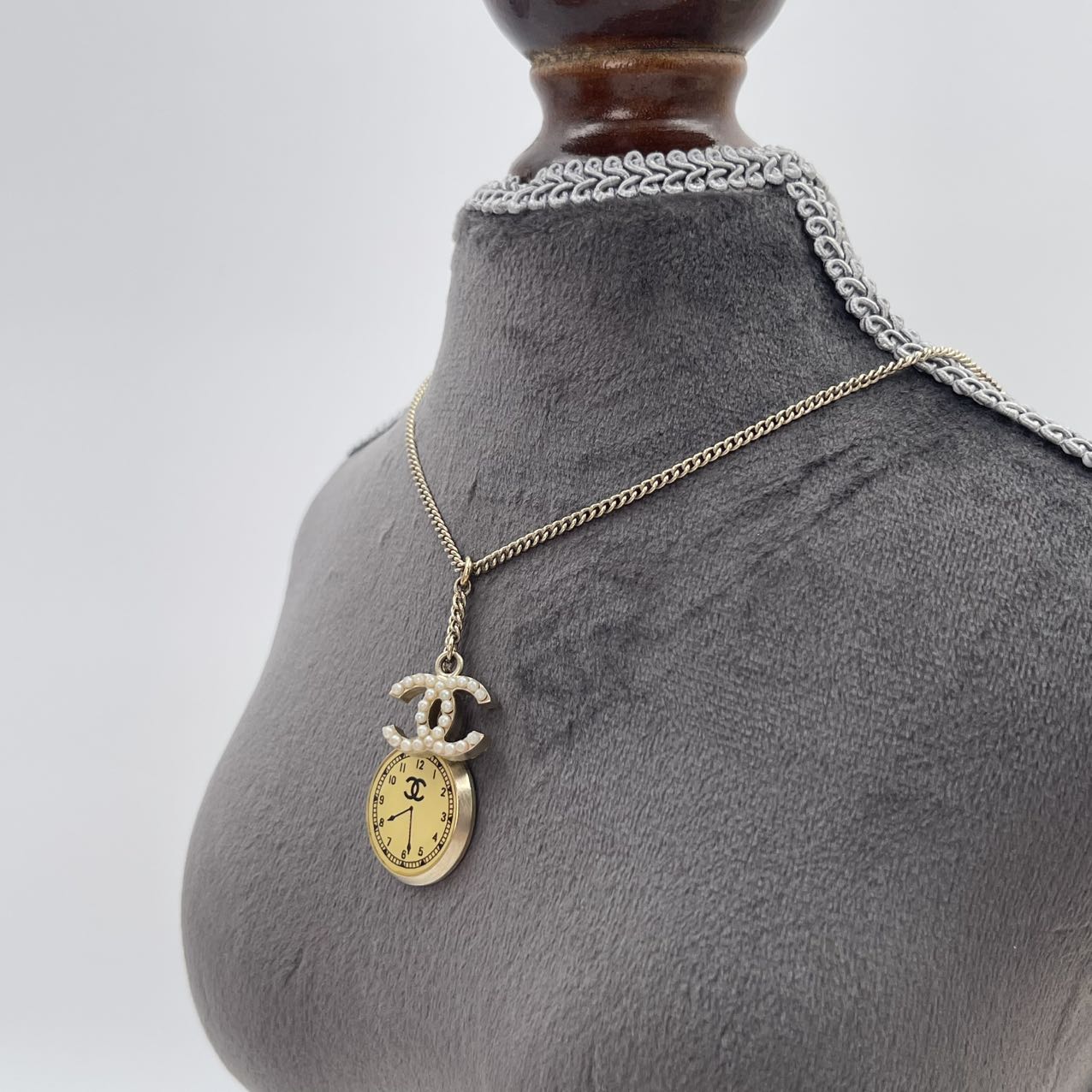 CHANEL Pearl Chain Necklace with CC Logo & Clock Motif Pendant [Used]