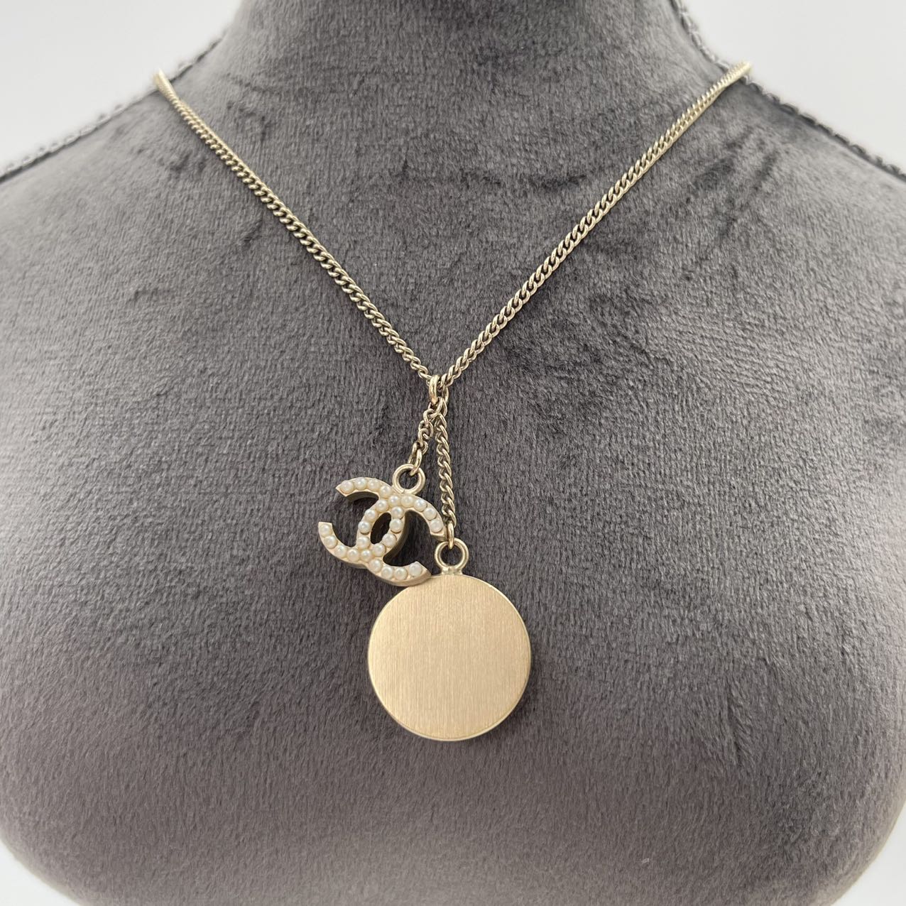 CHANEL Pearl Chain Necklace with CC Logo & Clock Motif Pendant [Used]