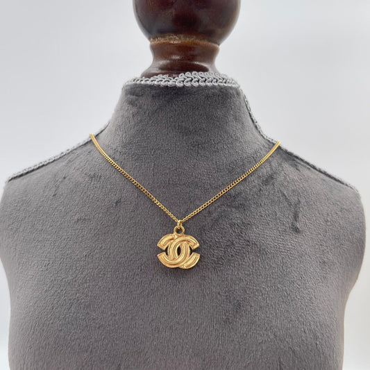 CHANEL Sculpted CC Logo Necklace in Gold Tone [Used]