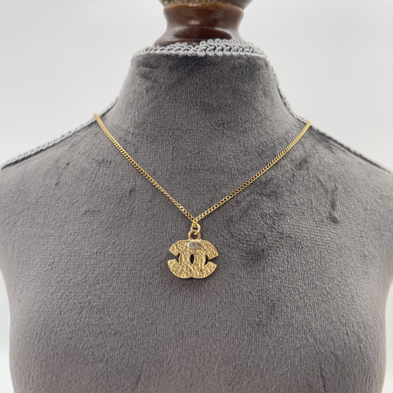 CHANEL Sculpted CC Logo Necklace in Gold Tone [Used]