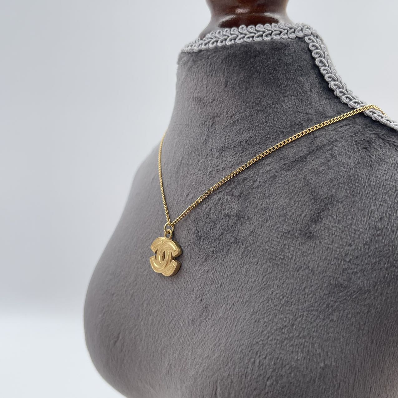 CHANEL Sculpted CC Logo Necklace in Gold Tone [Used]