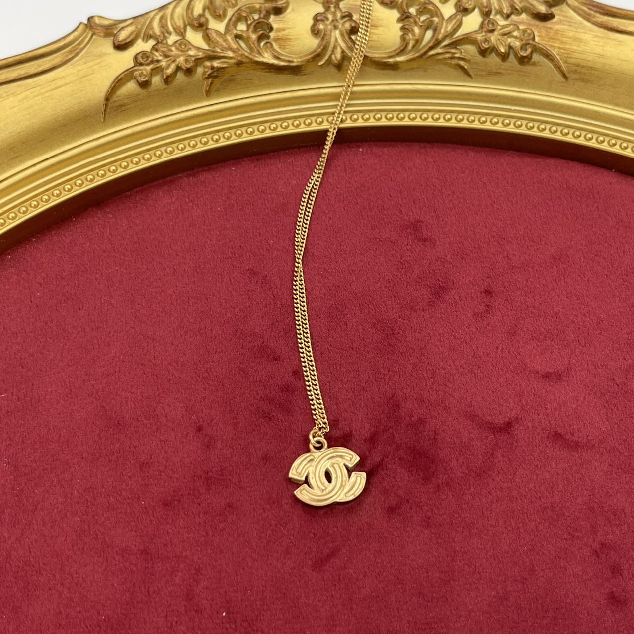CHANEL Sculpted CC Logo Necklace in Gold Tone [Used]