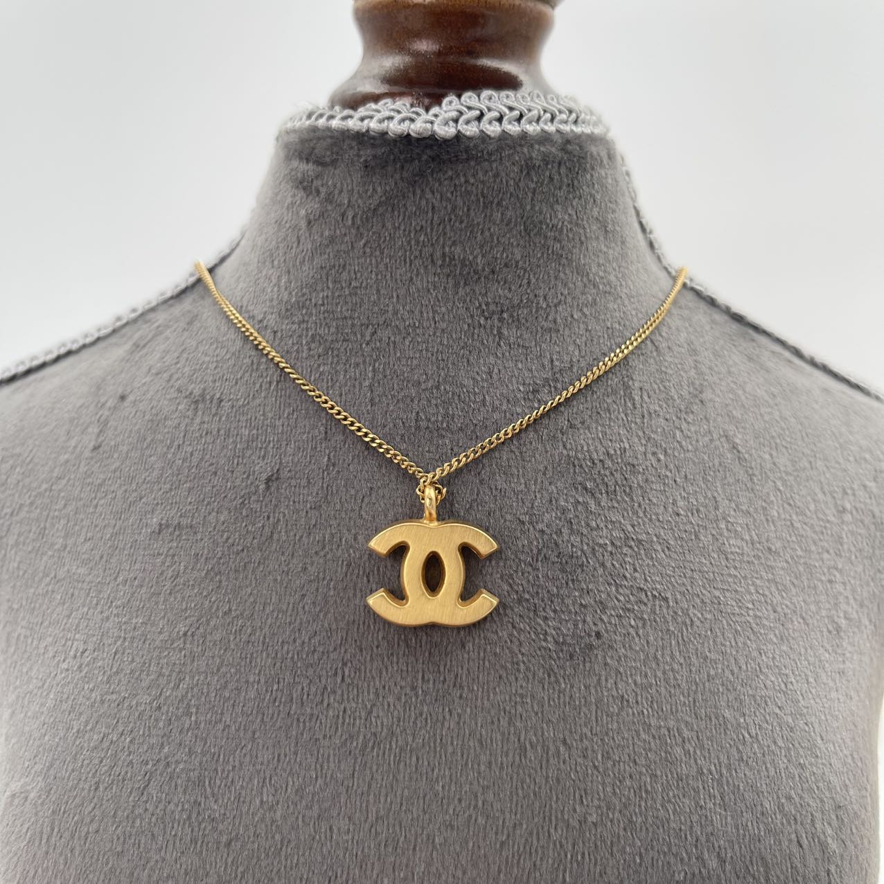 CHANEL Gold & Wood Inlay CC Logo Necklace [Used]