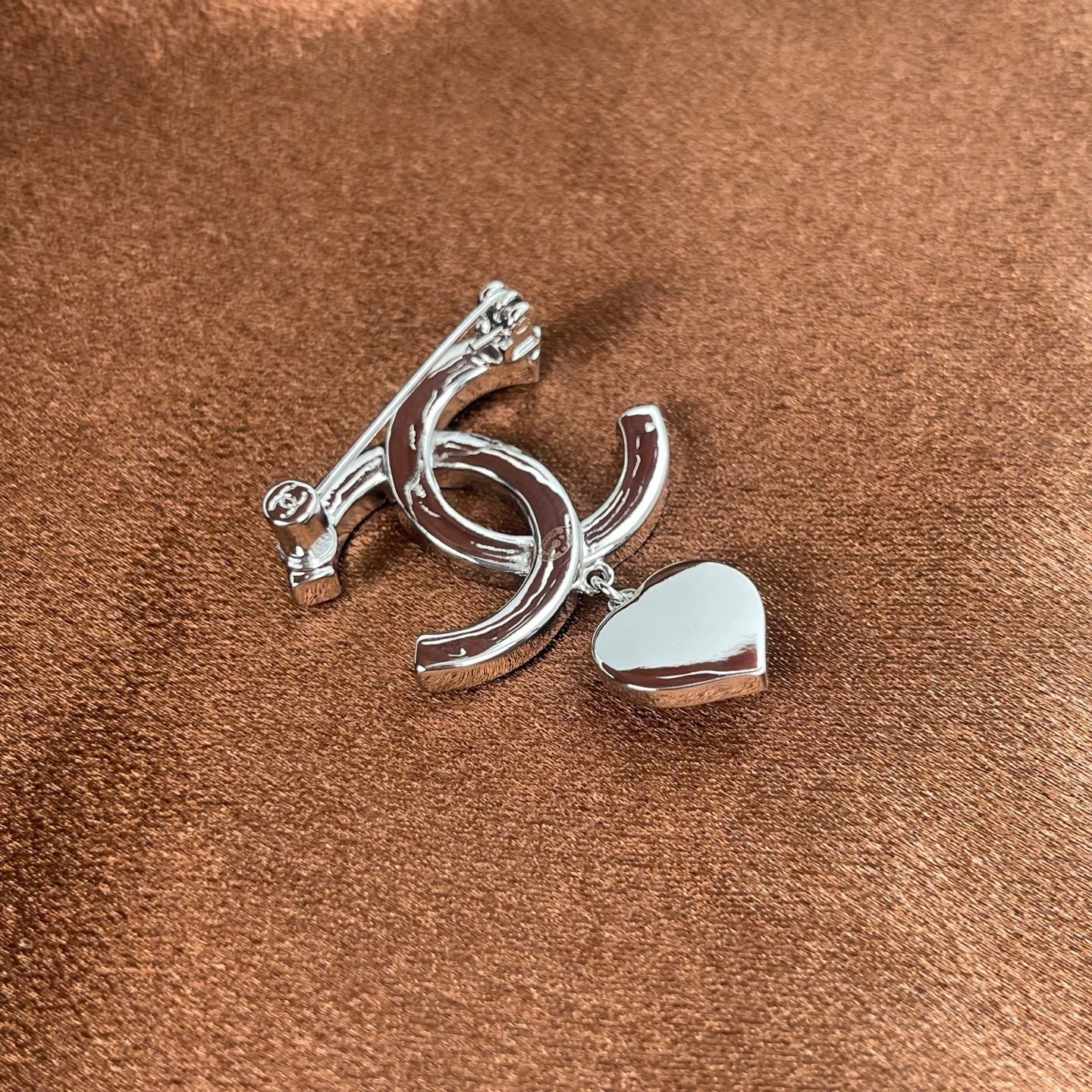 Chanel Coco Mark Heart Brooch with Rhinestones & Pearls – Silver [Used]
