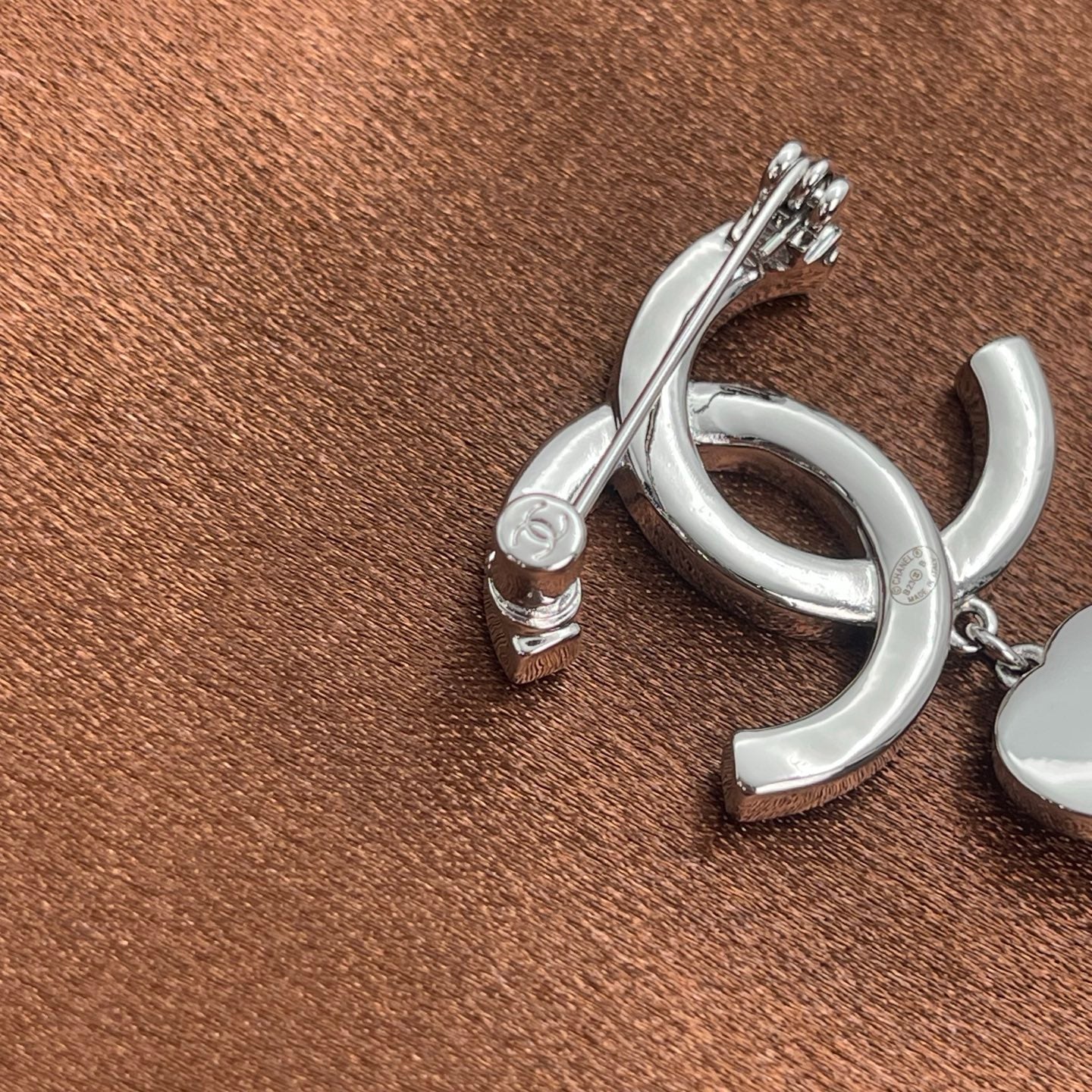 Chanel Coco Mark Heart Brooch with Rhinestones & Pearls – Silver [Used]