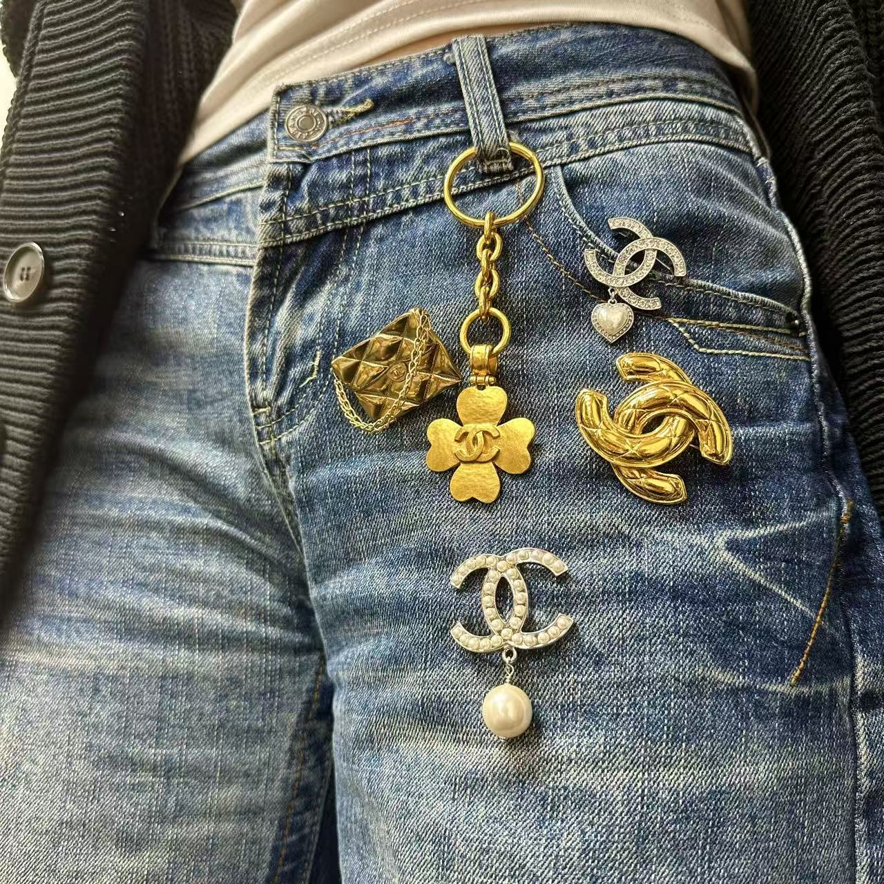 Chanel Gold-Tone Metal Double-Sided Clover Key Holder 95P [Used]