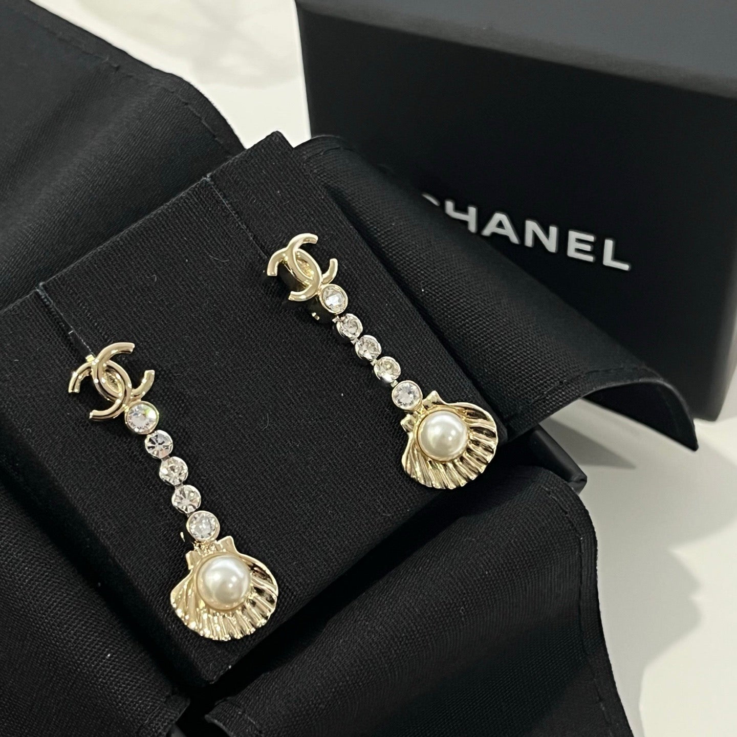 Chanel Gold-Tone CC Rhinestone Pearl Shell Drop Earrings I25C 3.5 × 1.3 cm [Used]