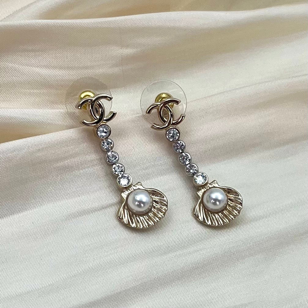 Chanel Gold-Tone CC Rhinestone Pearl Shell Drop Earrings I25C 3.5 × 1.3 cm [Used]