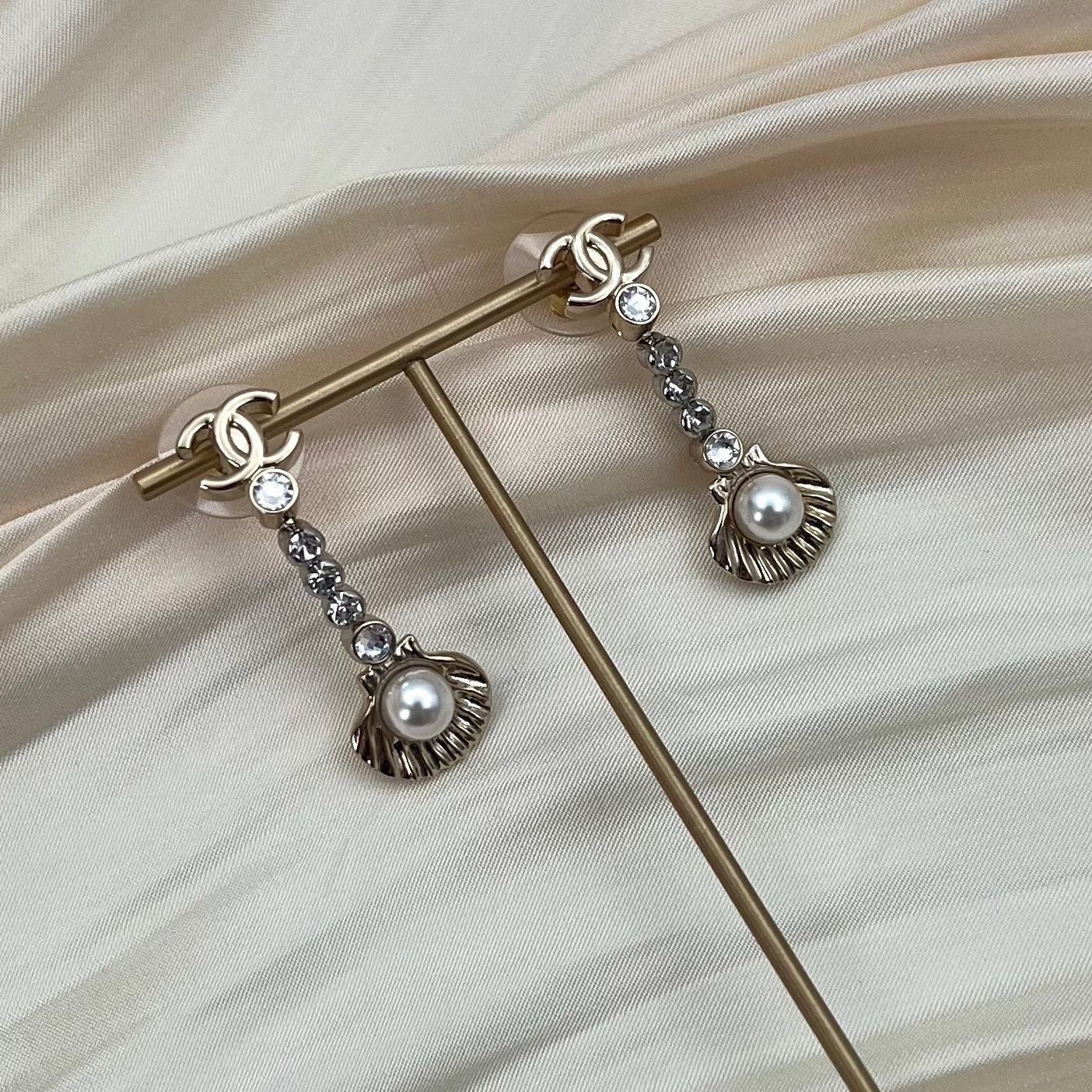 Chanel Gold-Tone CC Rhinestone Pearl Shell Drop Earrings I25C 3.5 × 1.3 cm [Used]