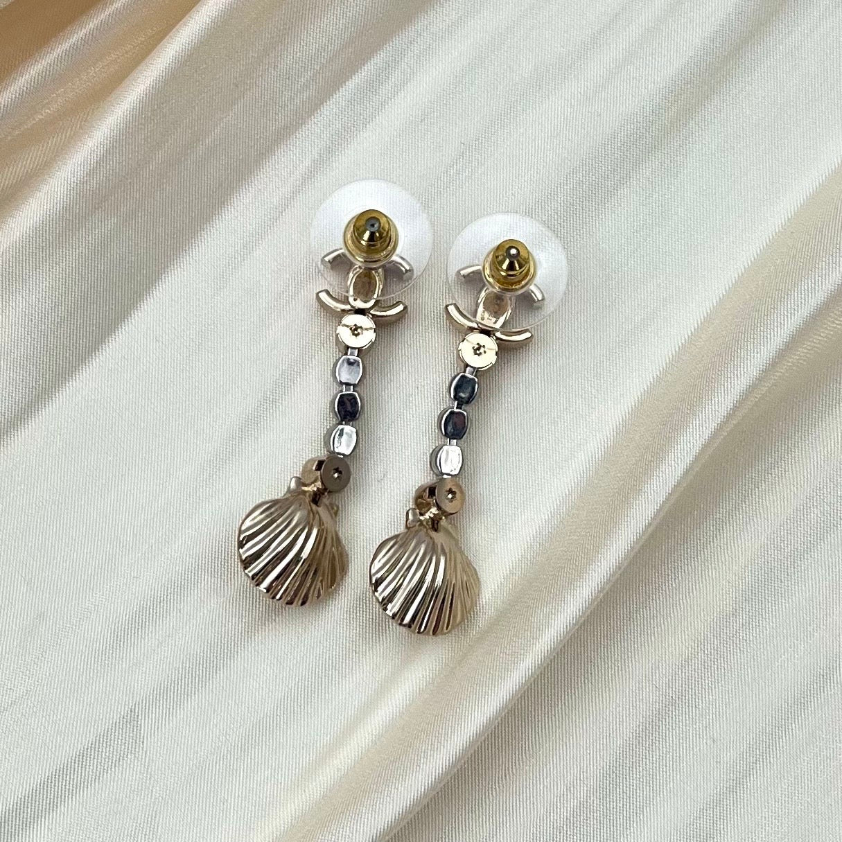 Chanel Gold-Tone CC Rhinestone Pearl Shell Drop Earrings I25C 3.5 × 1.3 cm [Used]