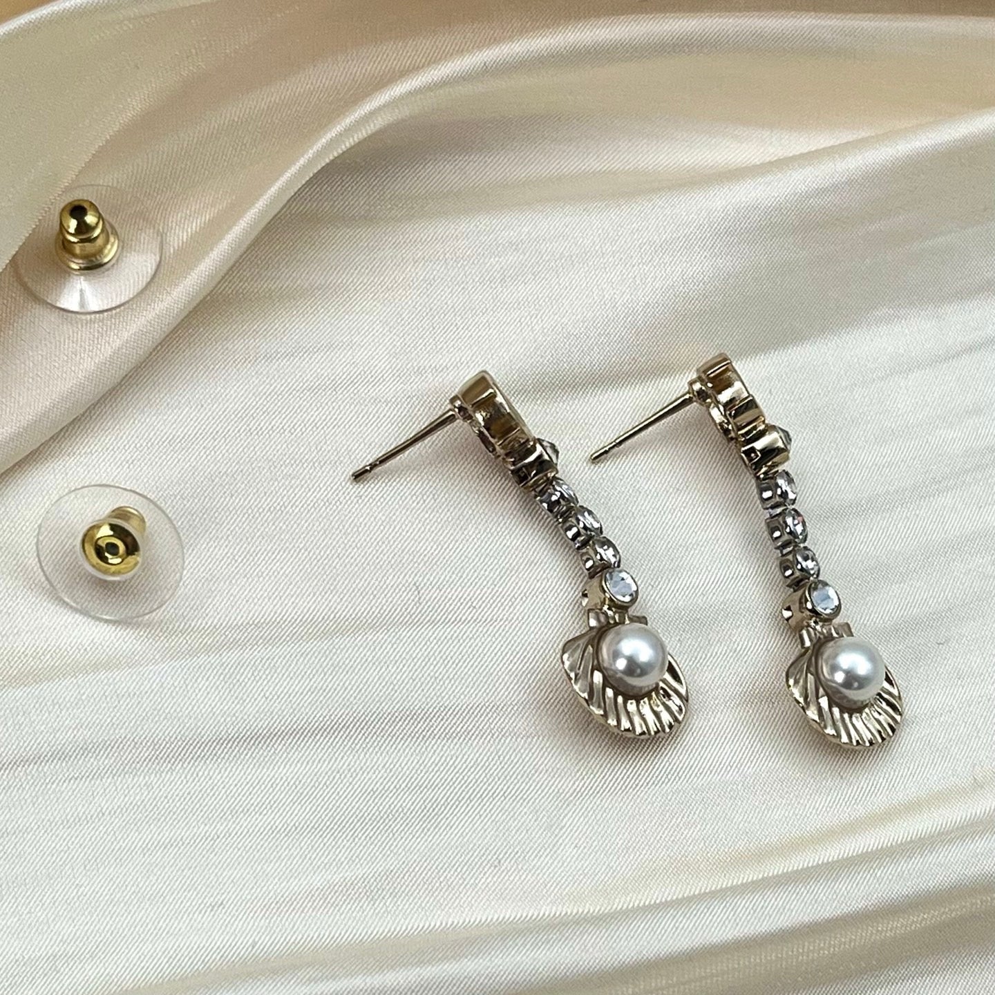 Chanel Gold-Tone CC Rhinestone Pearl Shell Drop Earrings I25C 3.5 × 1.3 cm [Used]