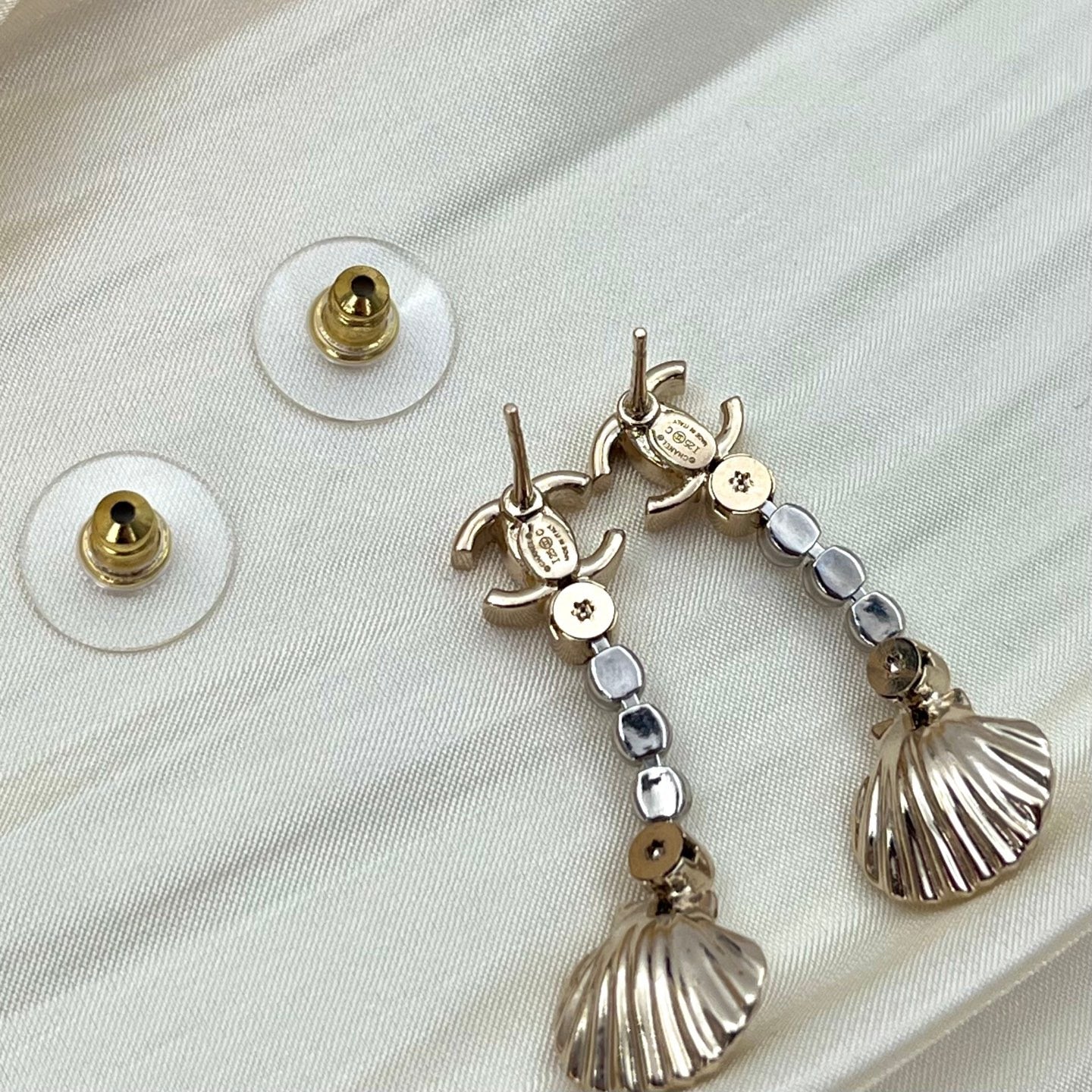 Chanel Gold-Tone CC Rhinestone Pearl Shell Drop Earrings I25C 3.5 × 1.3 cm [Used]