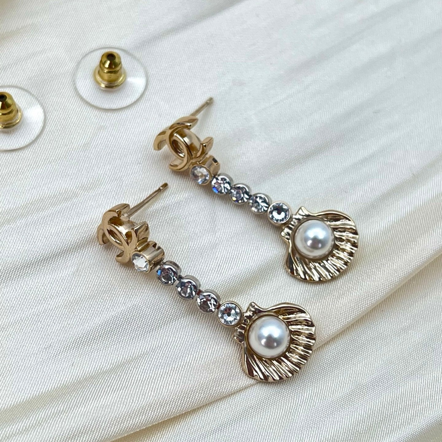 Chanel Gold-Tone CC Rhinestone Pearl Shell Drop Earrings I25C 3.5 × 1.3 cm [Used]