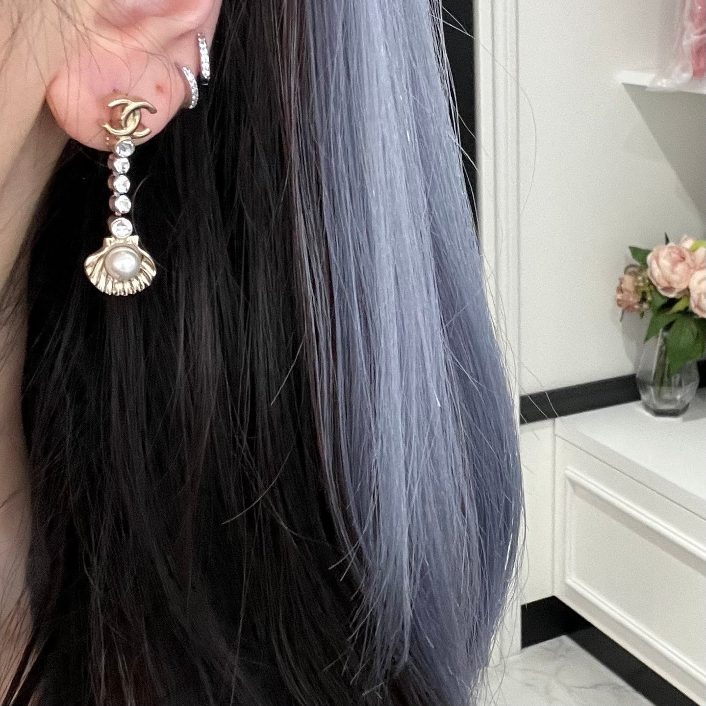 Chanel Gold-Tone CC Rhinestone Pearl Shell Drop Earrings I25C 3.5 × 1.3 cm [Used]