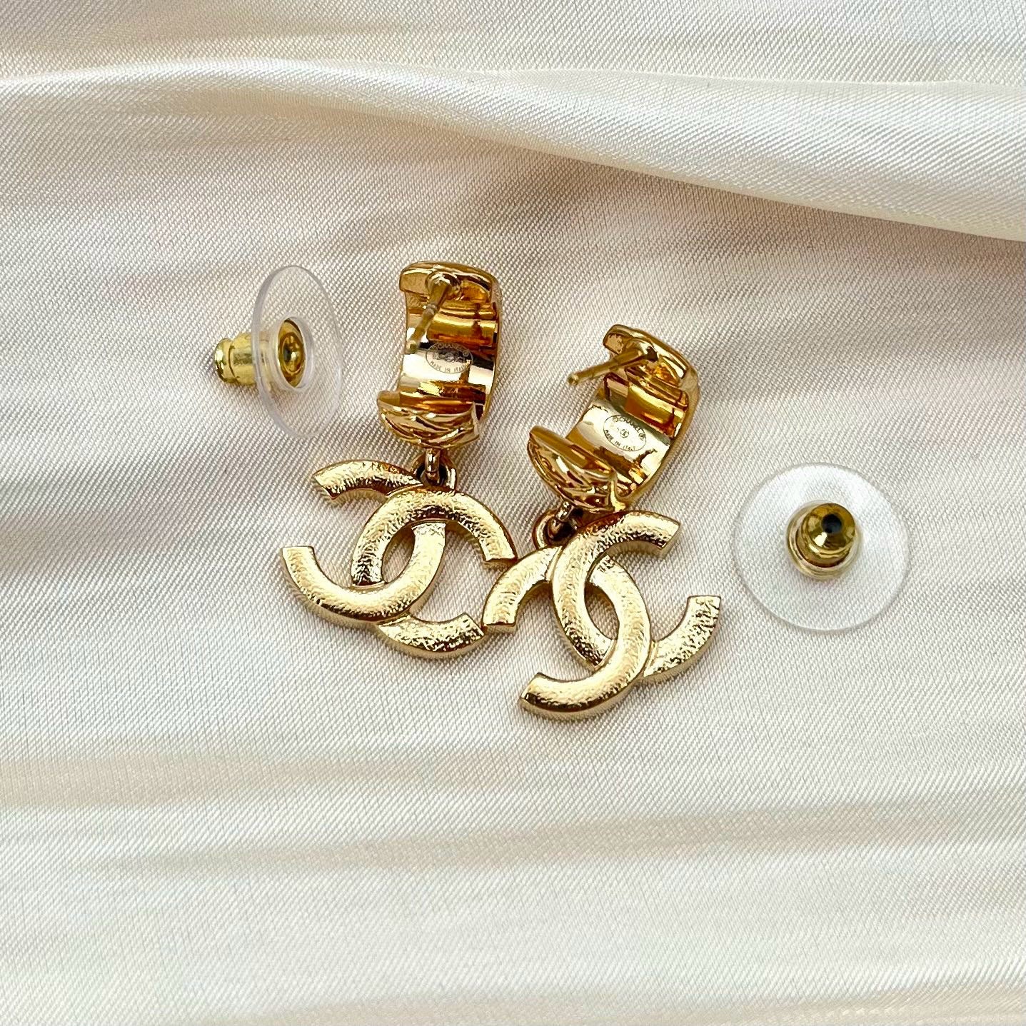 Chanel Gold-Tone Textured Half-Hoop CC Rhinestone Drop Earrings B25C 2.8 × 1.5 cm [Used]