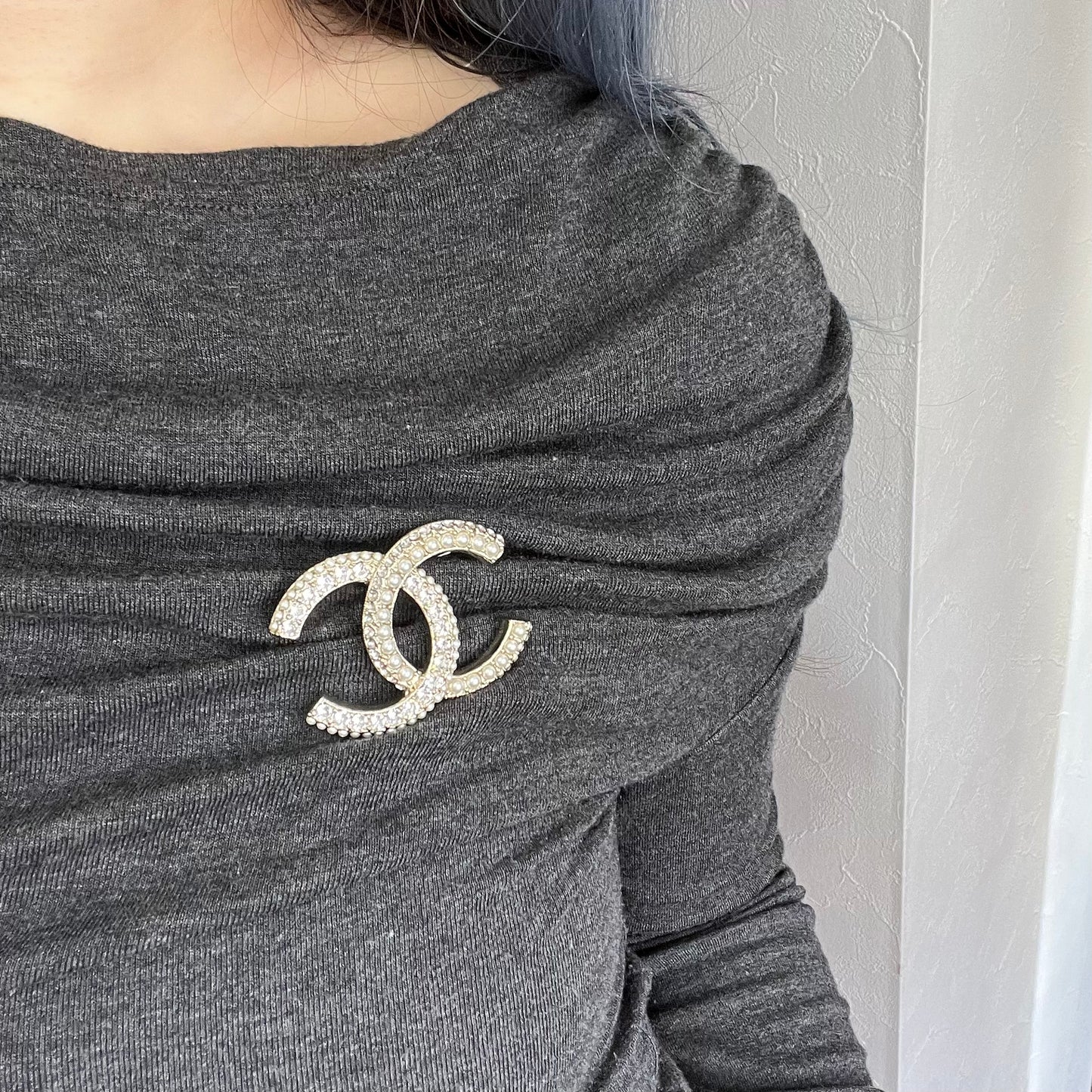 Chanel Silver Rhinestone & Faux Pearl CC Brooch [Used]