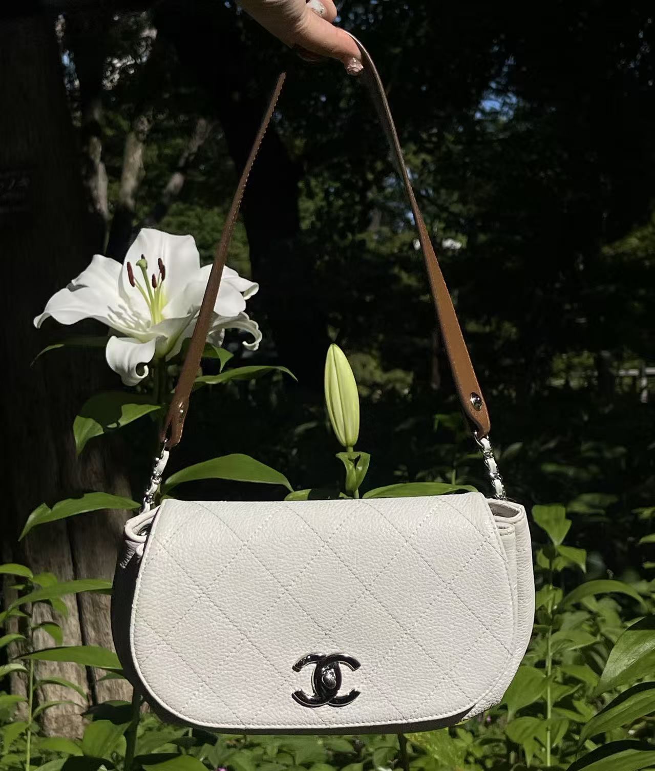 Chanel White Lambskin 19 Line Shoulder Bag [Used]