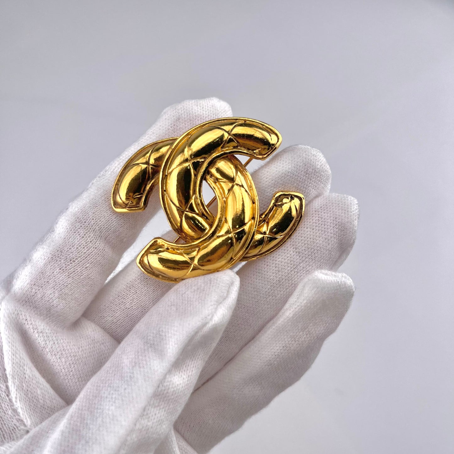 CHANEL CC LOGO Matelasse Vintage Golden Brooch Medium size [Used]