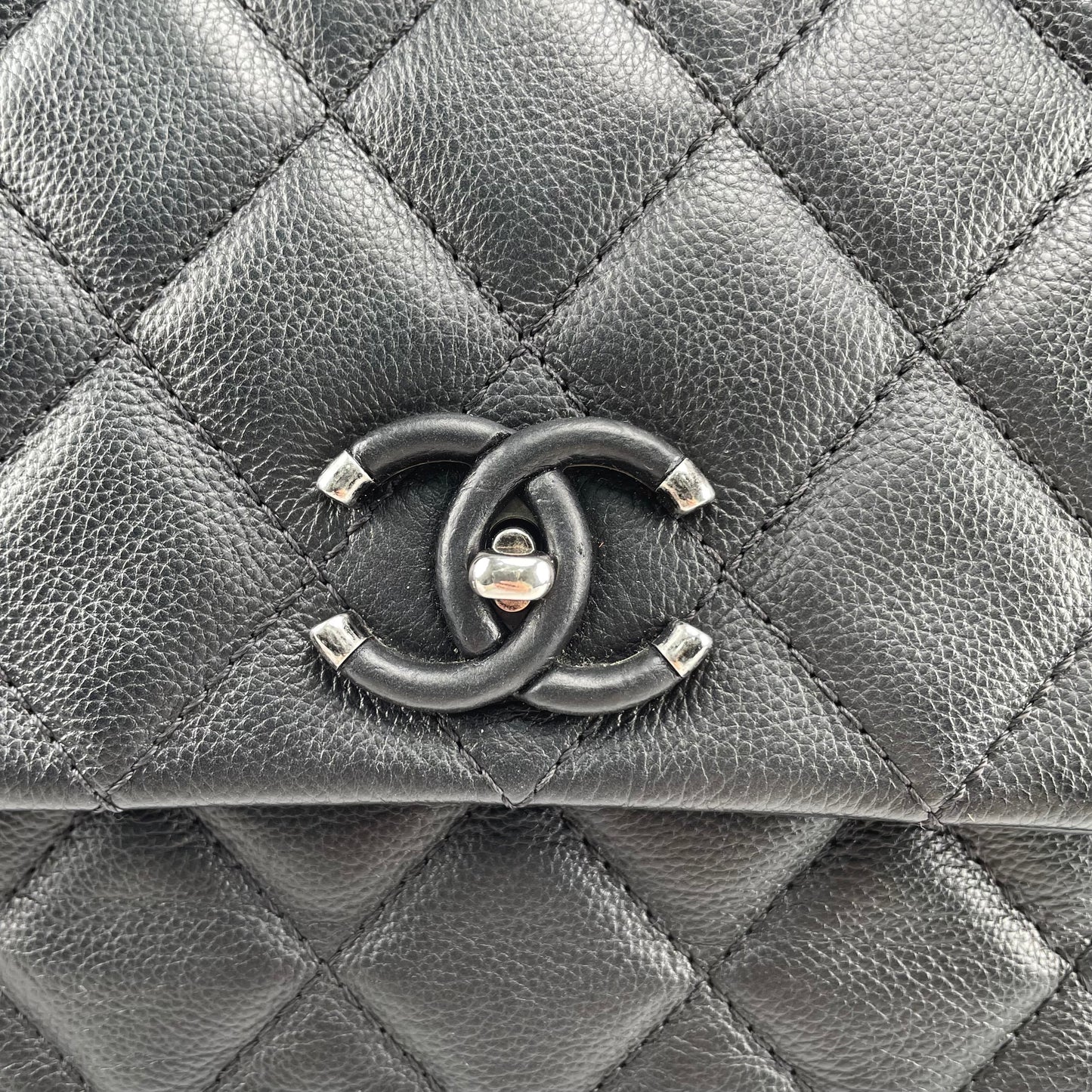 CHANEL Black Quilted Calfskin Flap Shoulder bag [Used]