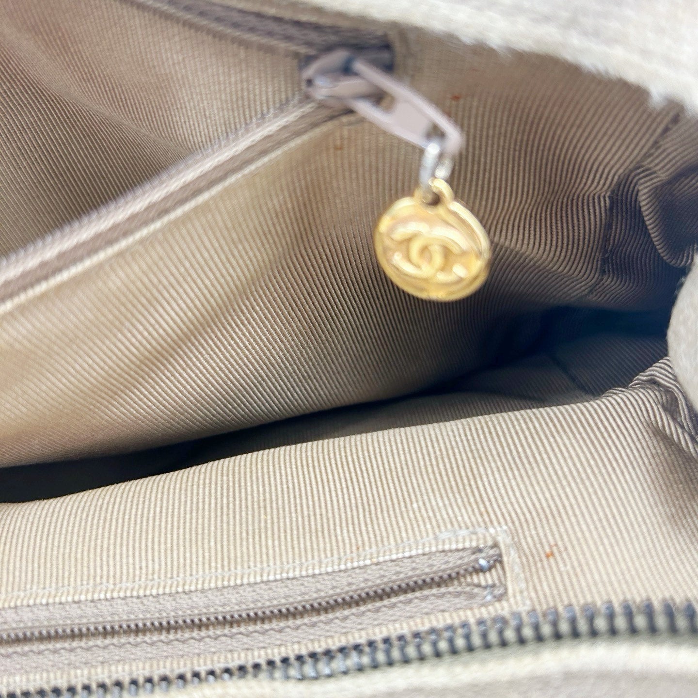 Chanel Linen and Canvas Tote Bag with Tortoiseshell Handles in Beige and Black [Used]