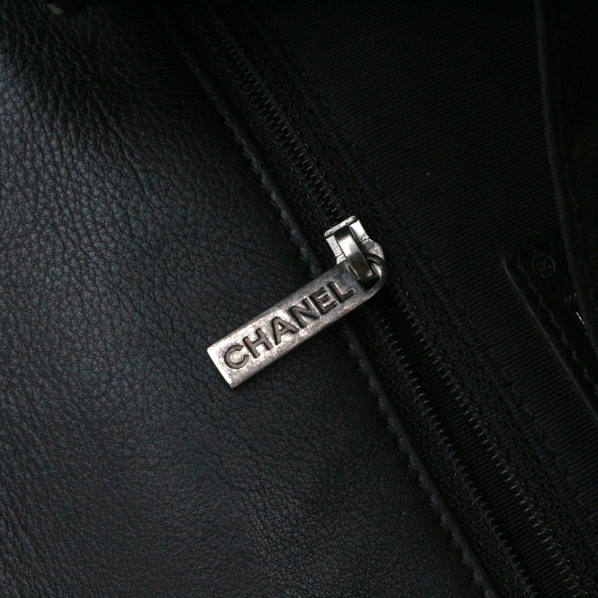 CHANEL Black Caviar Leather  Cuban Chain Shoulder Bag [Used]