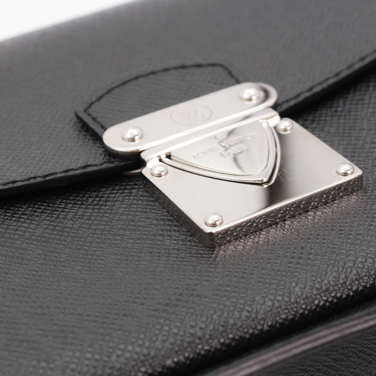 LOUIS VUITTON Black Taiga Leather S-Lock Clutch Bag M32592 [Used]