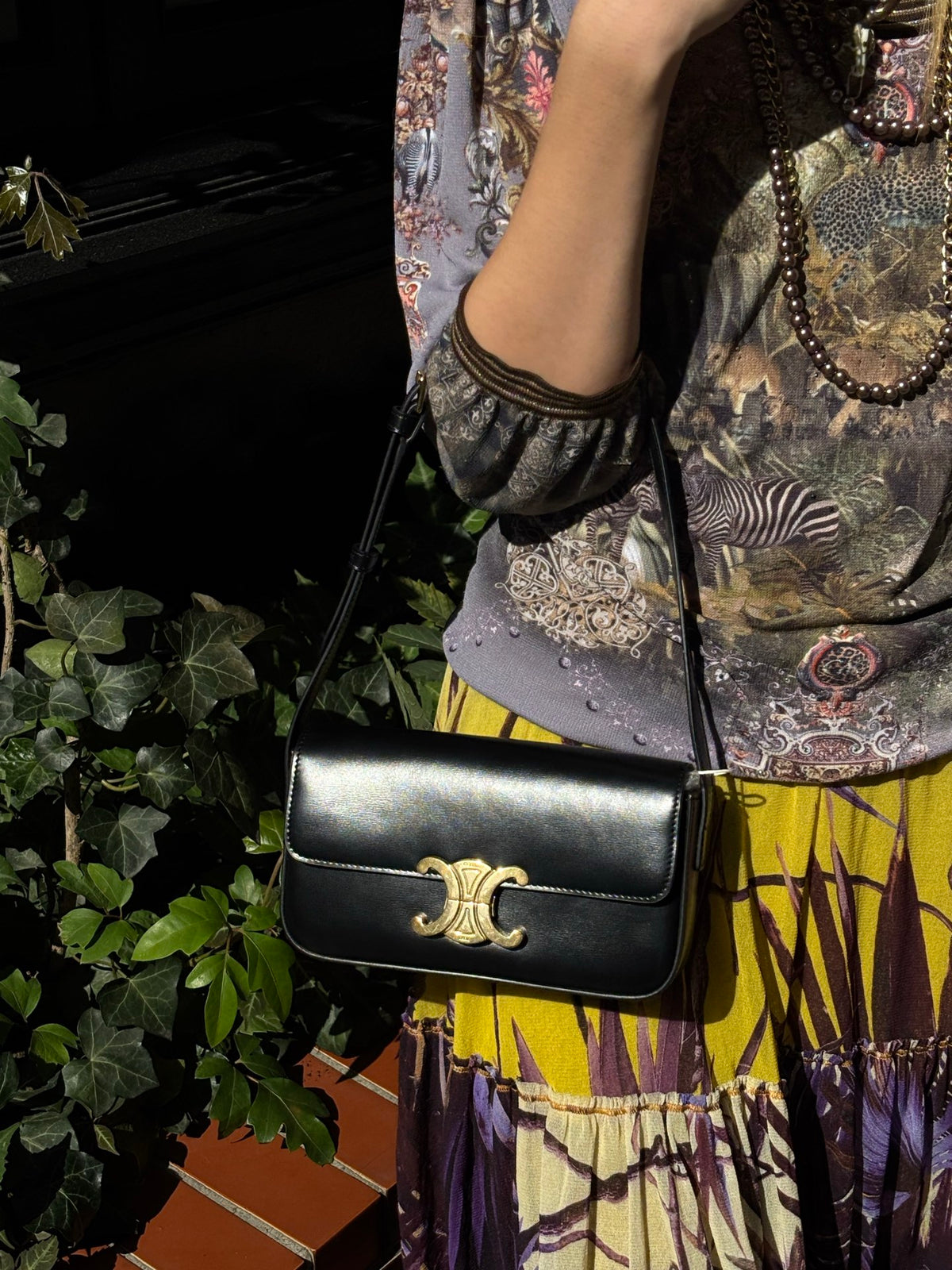 CELINE Black Shiny Calfskin Teen Triomphe Shoulder Bag [Used]