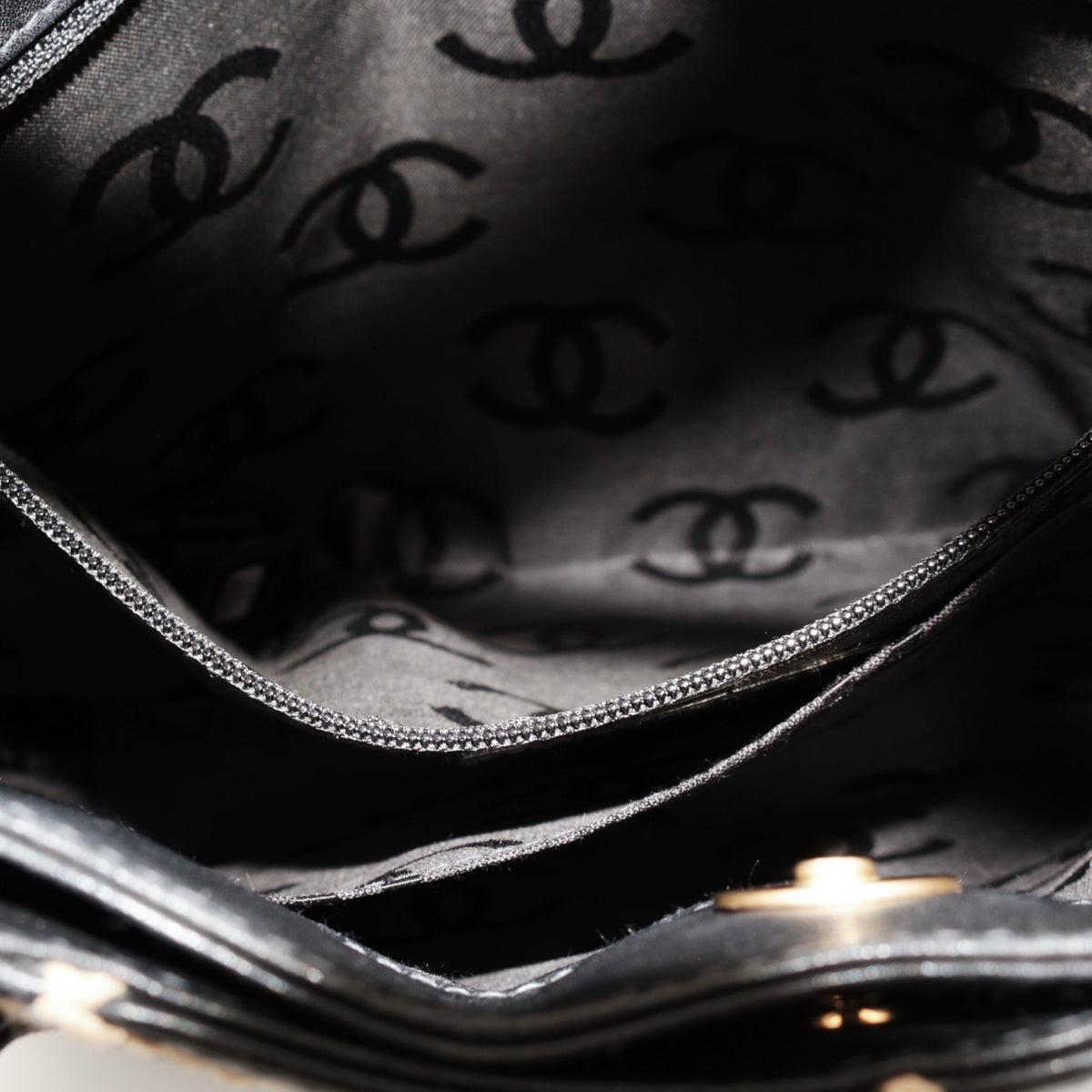 CHANEL Black Calfskin Leather Contrast Stitch Surpique Tote Bag [Used]